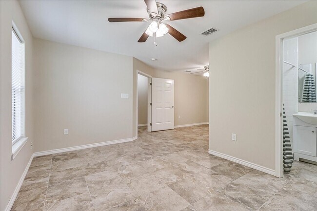 Building Photo - 2111 E Lott Ave