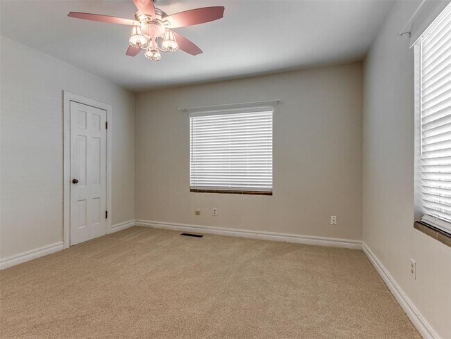 Building Photo - 2933 Cummings Dr