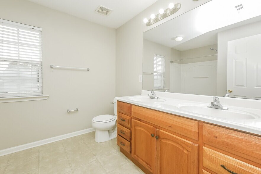 Building Photo - 136 Maple Hill Dr