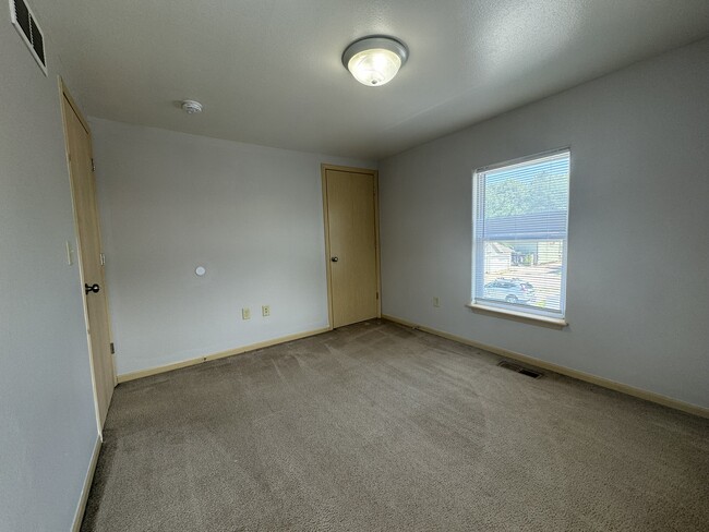 Building Photo - 208 E Davenport St