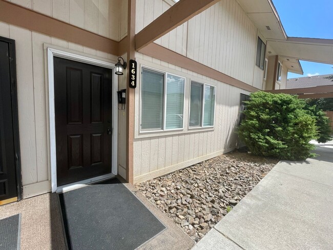 Building Photo - 1634 Cherry Ln