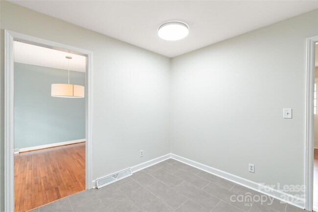 Building Photo - 5001 Vescova Ct