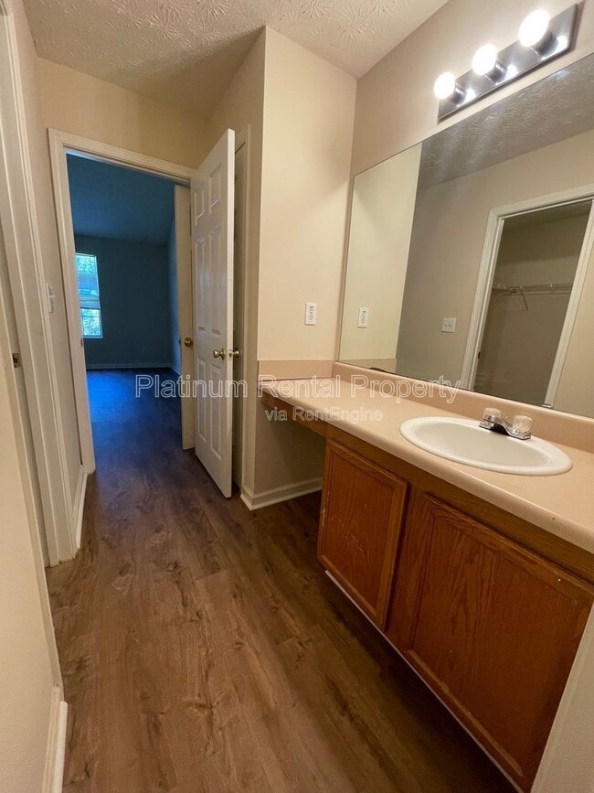 Building Photo - 9260 Golf View Dr