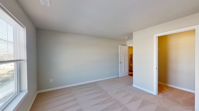 Building Photo - Condo Style Upper 3 Bedroom 2 Bathroom plus Den Apartment