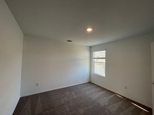 Building Photo - Spacious Floorplan- 2 Story Home in The Si...