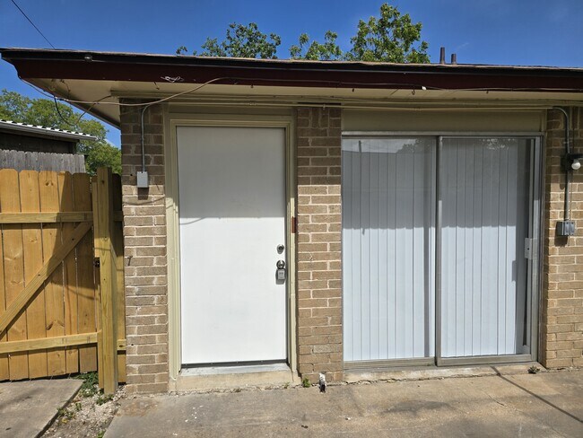 Building Photo - 202 Northcrest Cir