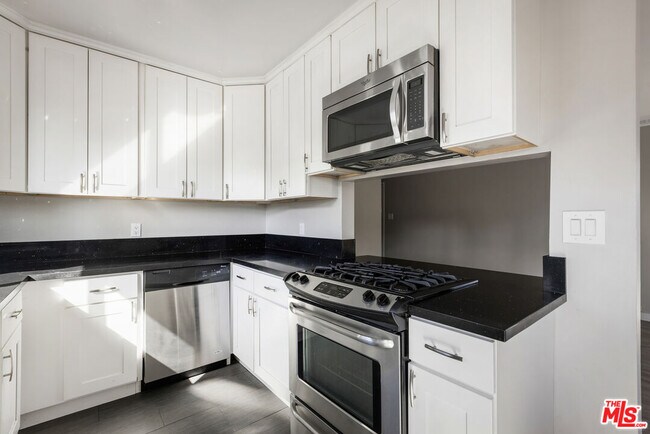 Building Photo - 925 N Curson Ave