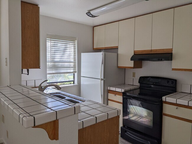 Building Photo - Ground floor Condo with Garage