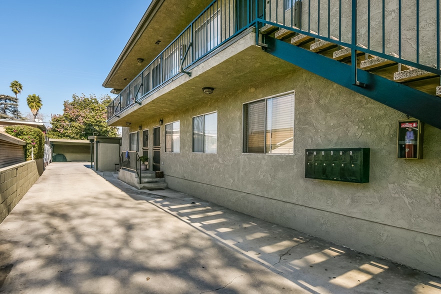 Primary Photo - 1447 E Windsor Rd