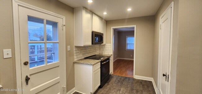 Building Photo - 208 Colonial Dr