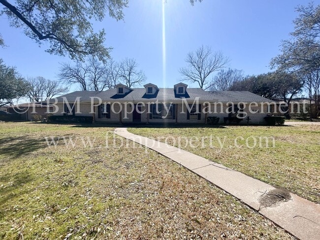 Primary Photo - 1001 Sunset Dr - Beautiful 3 Bedroom, 2 Ba...