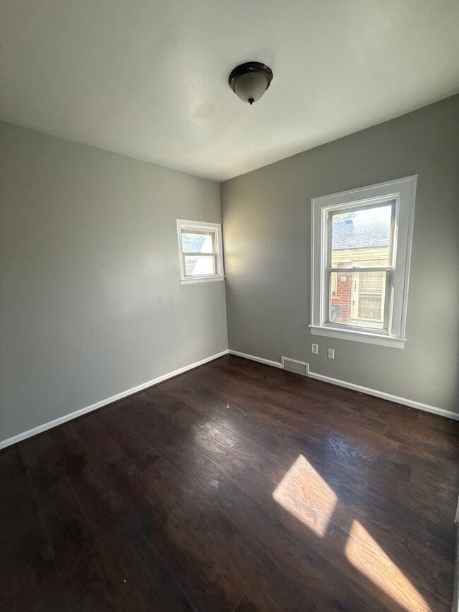 Building Photo - 4 Bedroom 2 Bath Home in Lincoln Park