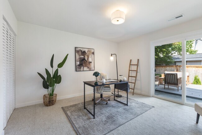 Building Photo - Fully Remodeled 4BR Rambler in Private Fed...