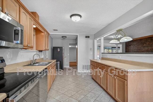 Building Photo - 8 Manor Dr