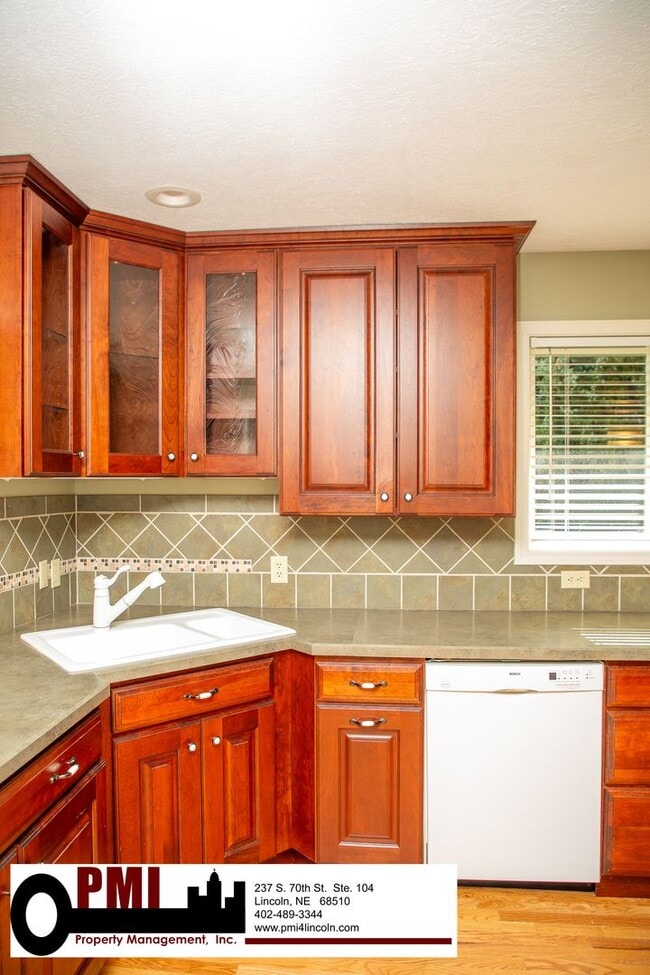 Building Photo - 3 Bedroom and 2 bathroom Colonial Hills House for rent!