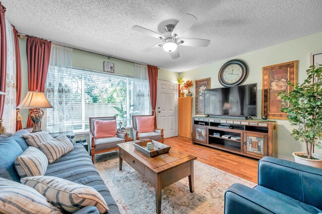 Building Photo - Quiet 3 bedroom 2 Bathroom Condo Unit in C...