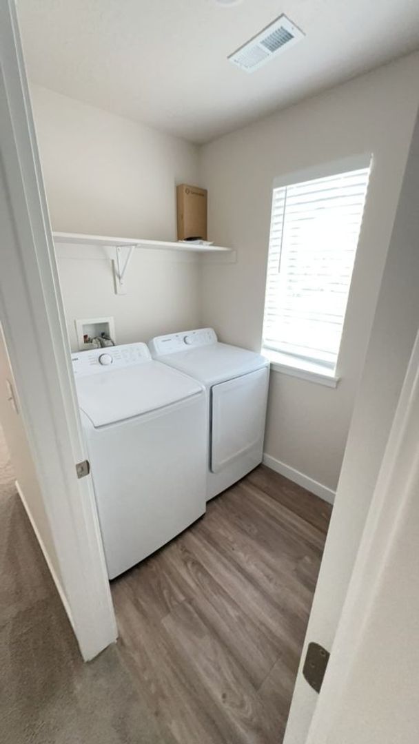 Building Photo - Lovely NSL Townhome - available this month!