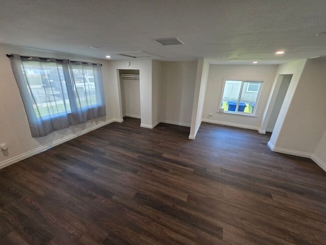 Building Photo - LOOKS JUST LIKE NEW