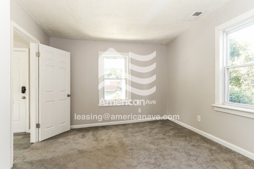 Building Photo - 939 W Florence Ave