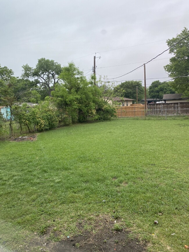 Building Photo - "Charming 3-Bed Oasis with 2 Full Baths in...