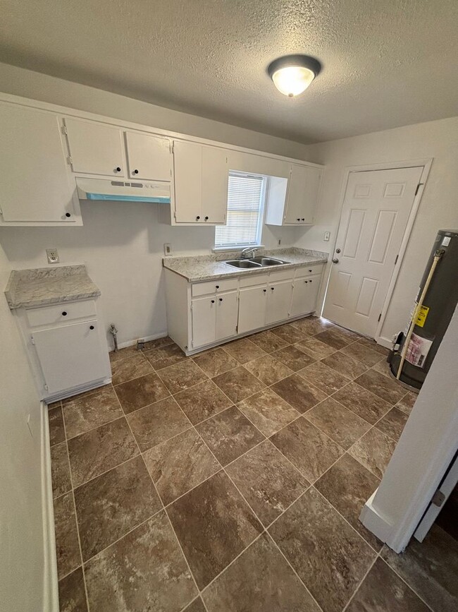 Building Photo - Freshly Renovated 3x1! Fully Fenced in Yar...