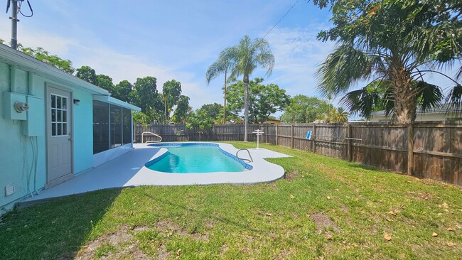 Building Photo - EGAD! Pool home located close to Downtown ...