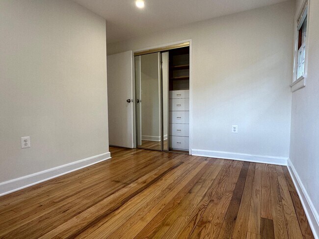 Building Photo - 411 Hampton Ct