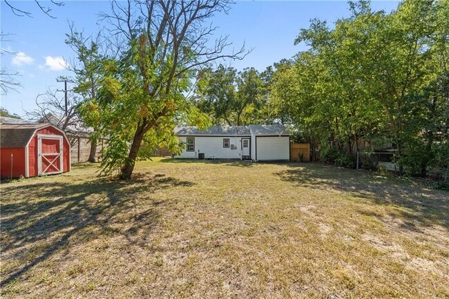 Building Photo - 214 W Davilla St