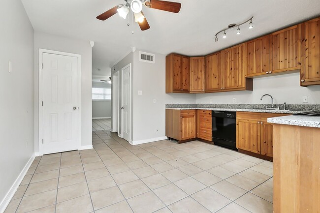 Building Photo - 904 St Julien Dr