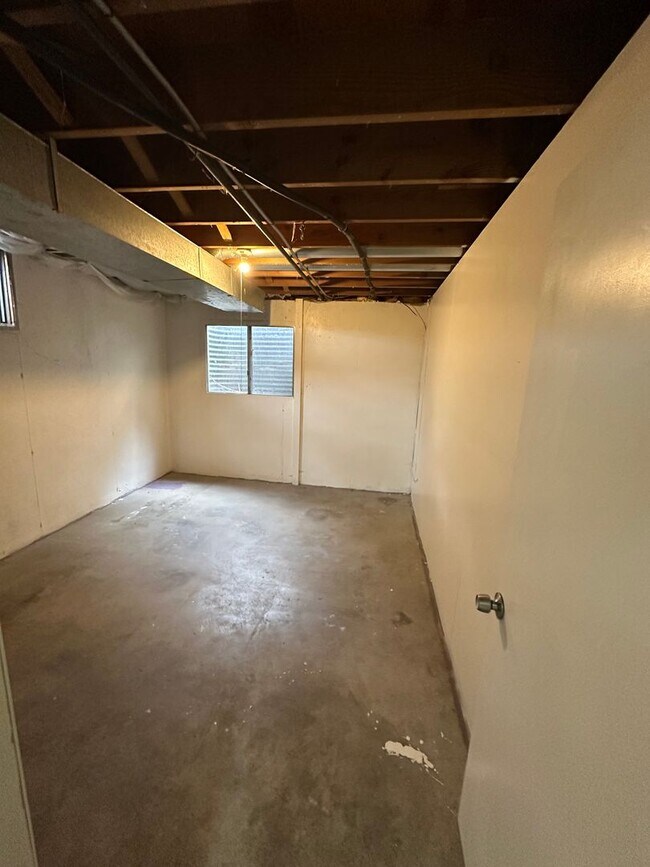 Building Photo - Fantastic 4 bdrm home avail NOW