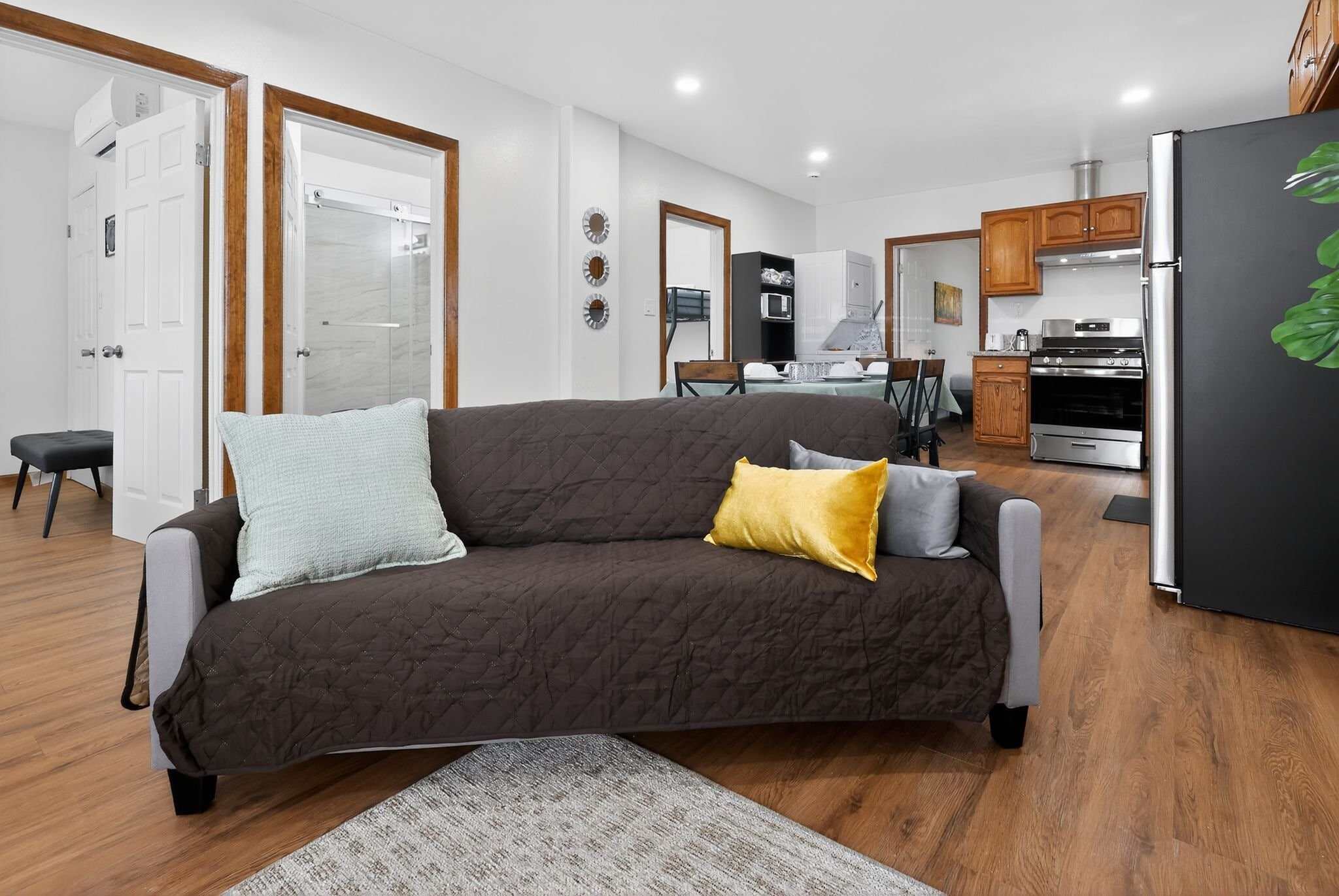 Building Photo - 917 W 62nd Pl