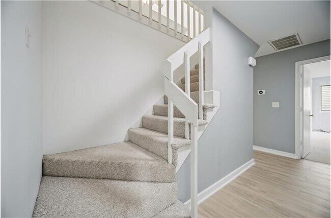 Building Photo - 1044 Commodore Dr