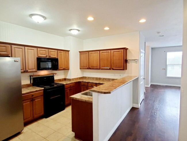 Building Photo - Great 3 Bd 3.5 Bath Condo 2 Car Garage