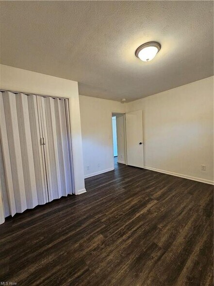 Building Photo - 2bd/1bth Duplex in Kent with detached garage