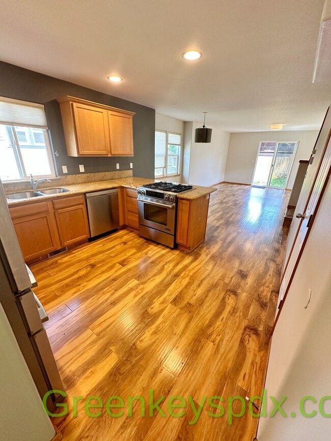 Building Photo - Awesome 3-bedroom 2.5-bathroom house in NE...