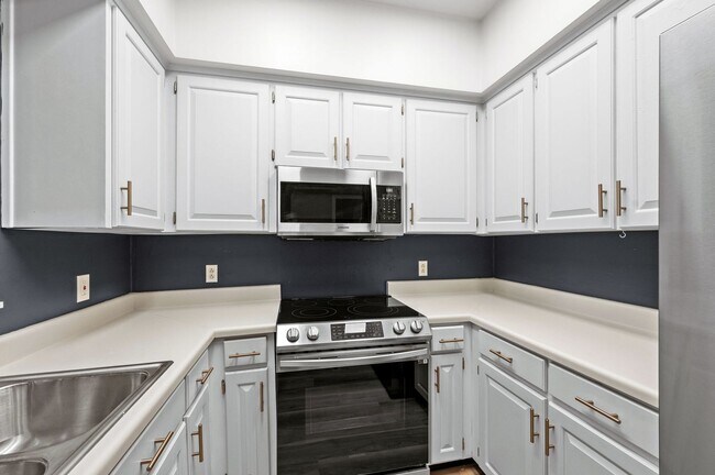 Building Photo - Awesome updated 2BR/1.5BA townhome in Bell...