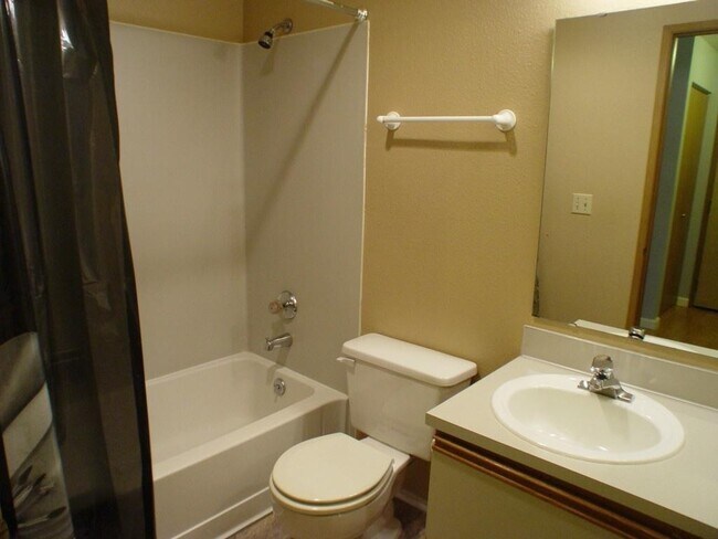Building Photo - Updated 2BR Condo w/ 2 Covered Parking – Kenmore