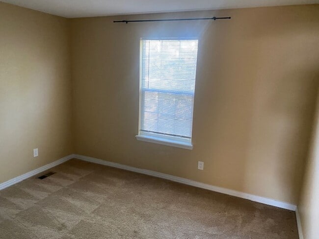 Building Photo - 3 bed 3 bath townhome - Ready 4/10/26