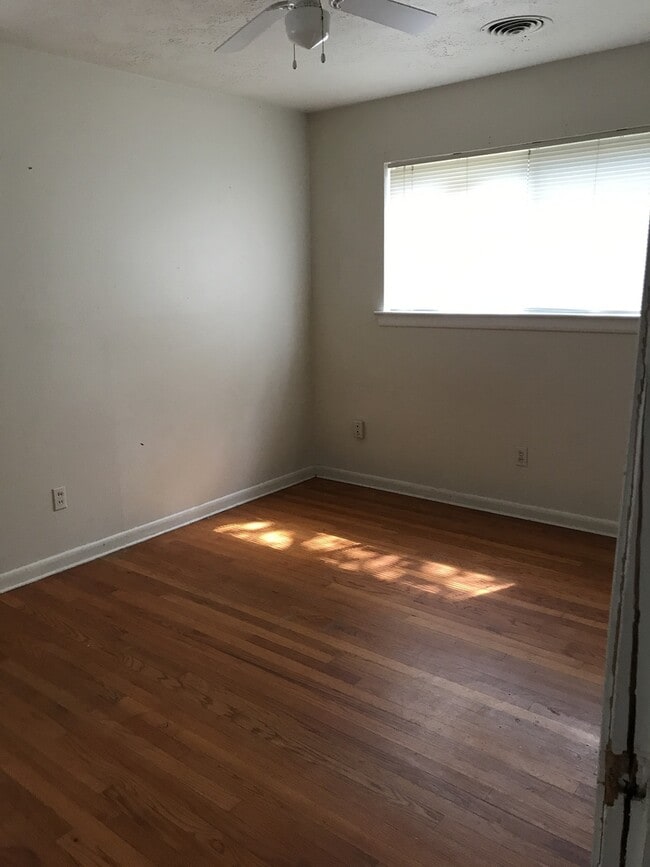 Building Photo - Beautiful Home! Perfect location