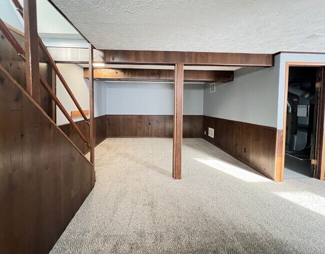 Building Photo - Beautiful walk-out ranch!