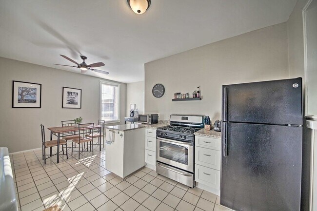 Building Photo - Surprisingly Spacious Apartment with ALL u...