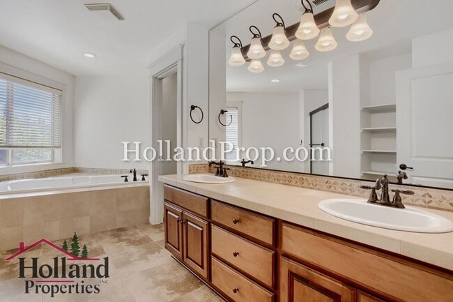 Building Photo - Spacious 4-Bedroom Portland Home with Fenced Yard, Fireplace & Modern Finishes!