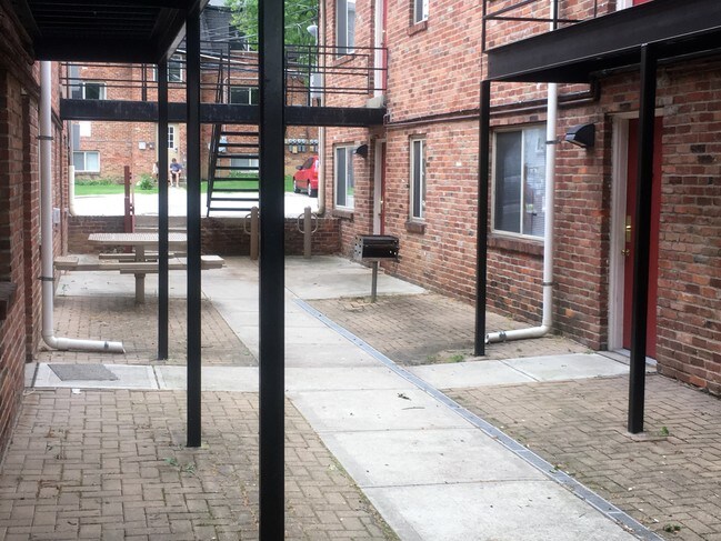 Foyer - 310 E 18th Ave