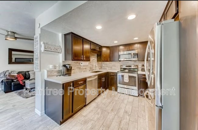 Building Photo - 671 Ascot Dr