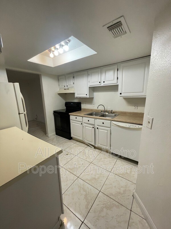Building Photo - 4932 Sanoma Village
