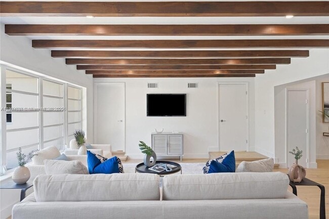 Building Photo - 1033 W 47th St