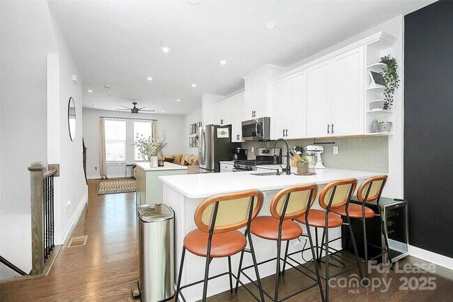 Building Photo - 256 Parkwood Ave