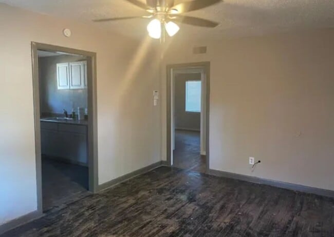 Building Photo - Charming Home Available June 15th