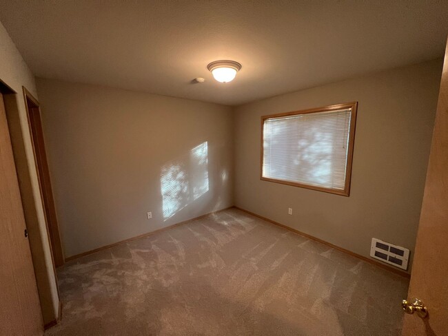 Building Photo - Charming 2 Bedroom Condo minutes from I5 a...