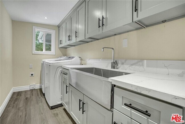 Building Photo - 222 El Cielo Ln